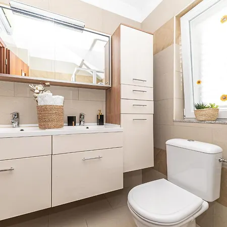 5 Bedroom Amazing In Okrug Gornji Hébergement de vacances Trogir