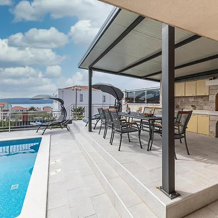 5 Bedroom Amazing In Okrug Gornji Dom wakacyjny Trogir