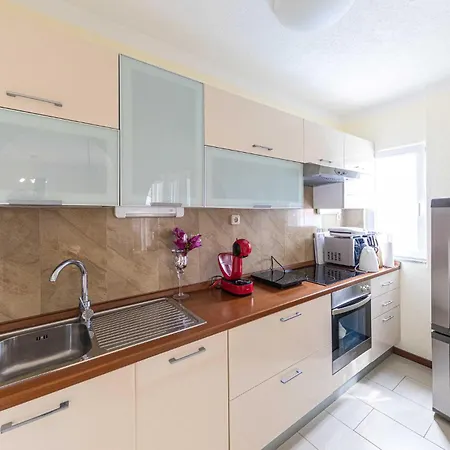 5 Bedroom Amazing In Okrug Gornji טרוגיר