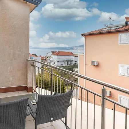 5 Bedroom Amazing In Okrug Gornji Dom wakacyjny *