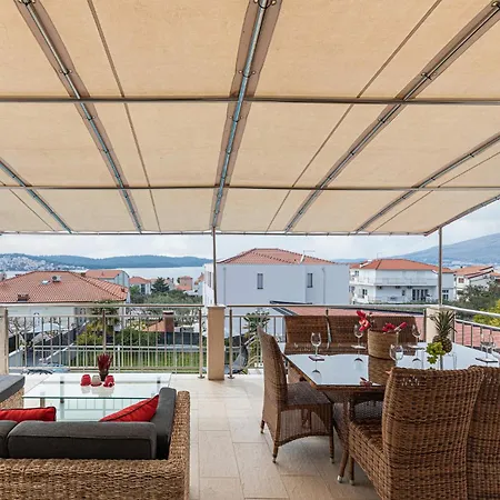 בית נופש 5 Bedroom Amazing In Okrug Gornji