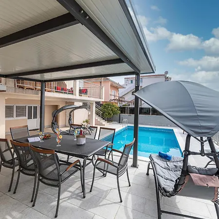 5 Bedroom Amazing In Okrug Gornji Dom wakacyjny *