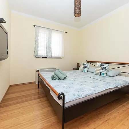 5 Bedroom Amazing In Okrug Gornji Hébergement de vacances Trogir