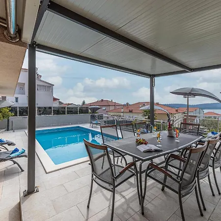 5 Bedroom Amazing In Okrug Gornji *