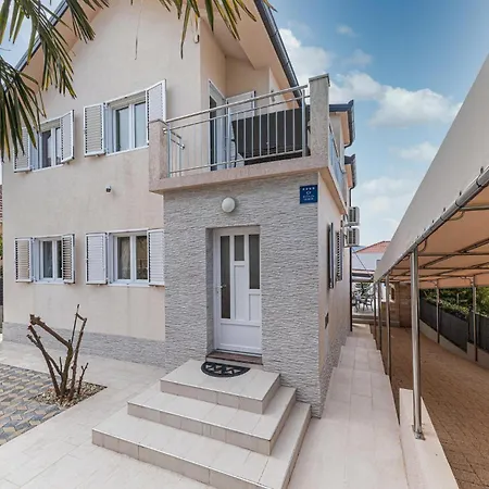 5 Bedroom Amazing In Okrug Gornji