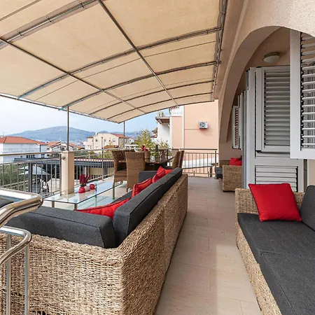 5 Bedroom Amazing In Okrug Gornji Dom wakacyjny *