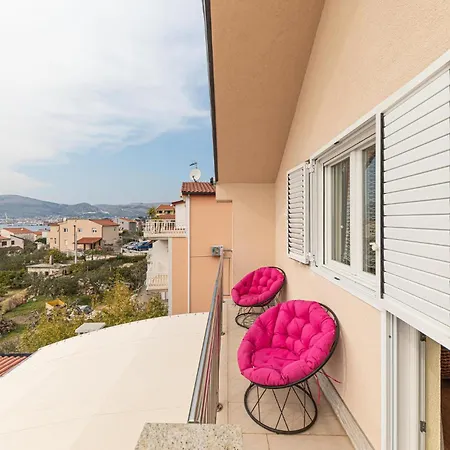 5 Bedroom Amazing In Okrug Gornji * טרוגיר