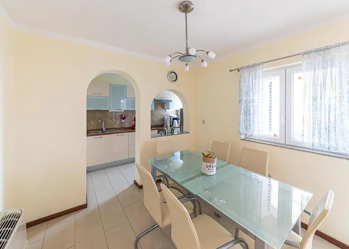 5 Bedroom Amazing In Okrug Gornji Ferienhaus