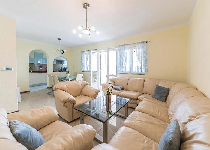 Ferienhaus 5 Bedroom Amazing In Okrug Gornji