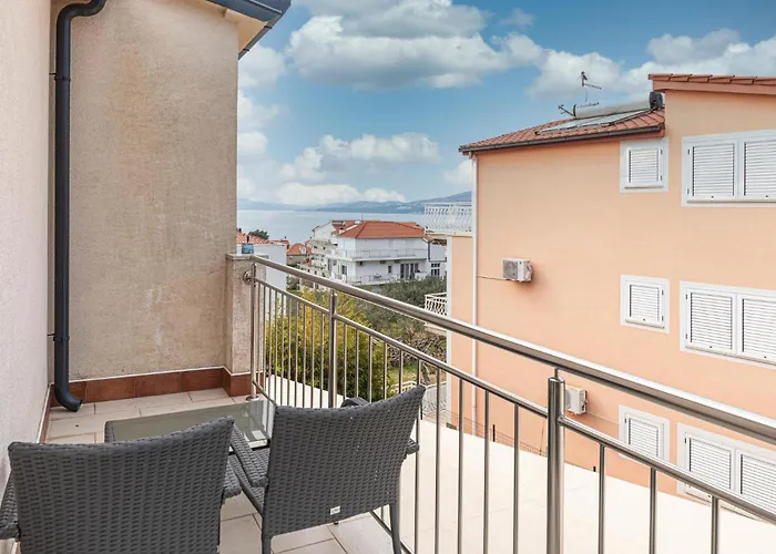 5 Bedroom Amazing In Okrug Gornji Ferienhaus *