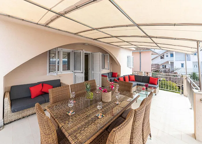 5 Bedroom Amazing In Okrug Gornji Trogir