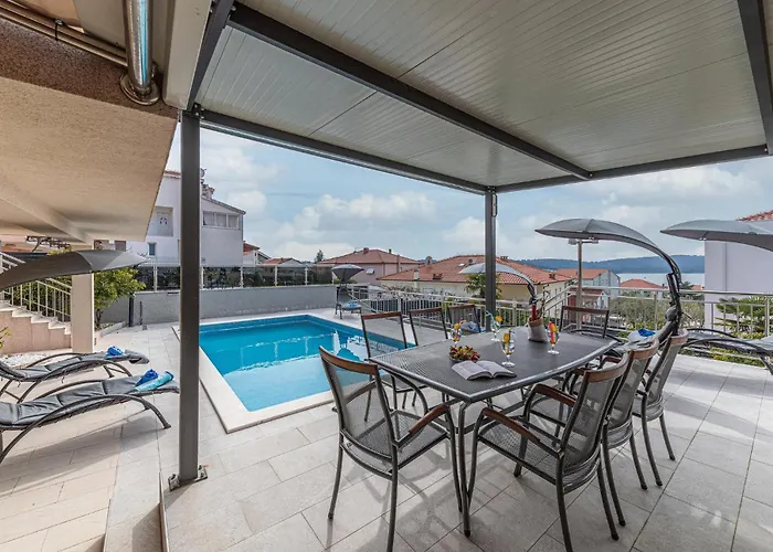 5 Bedroom Amazing In Okrug Gornji *