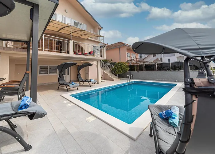 5 Bedroom Amazing In Okrug Gornji Trogir