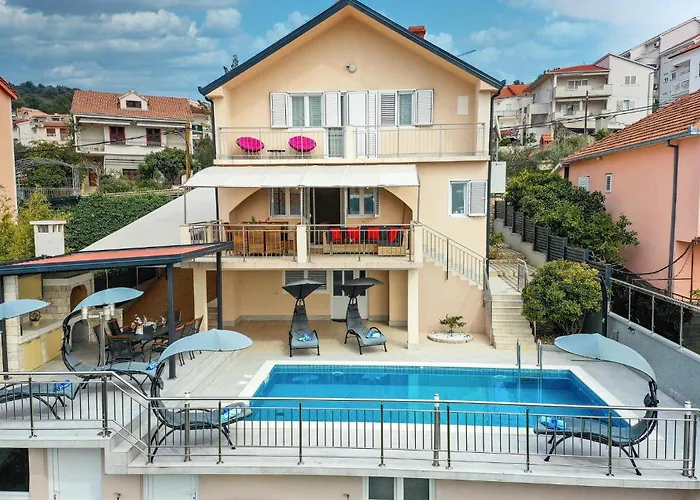 5 Bedroom Amazing In Okrug Gornji * Trogir
