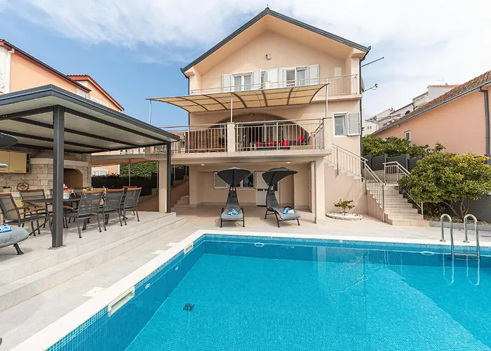 5 Bedroom Amazing In Okrug Gornji