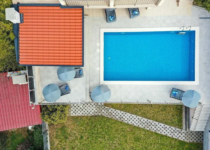 Ferienhaus 5 Bedroom Amazing In Okrug Gornji