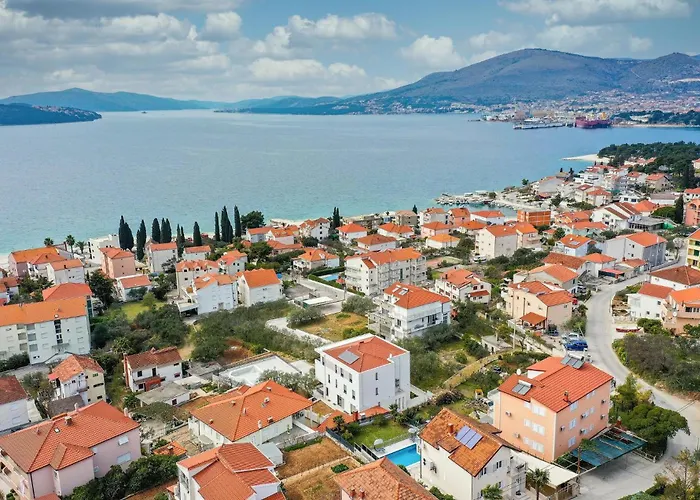 5 Bedroom Amazing In Okrug Gornji Ferienhaus *