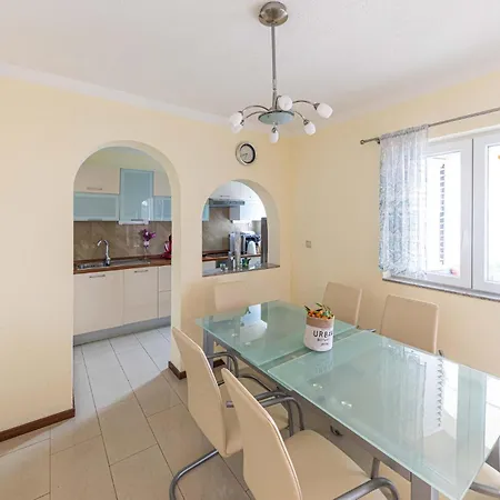 5 Bedroom Amazing In Okrug Gornji 度假居