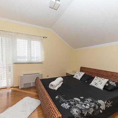 5 Bedroom Amazing In Okrug Gornji 度假居