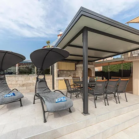 5 Bedroom Amazing In Okrug Gornji 度假居 *