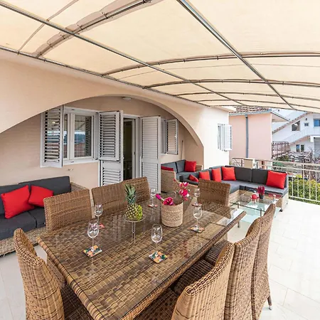 5 Bedroom Amazing In Okrug Gornji Trogir