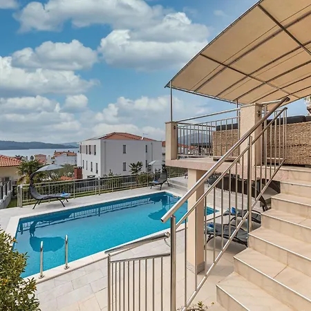 Feriehus In Okrug Gornji With Sauna Trogir