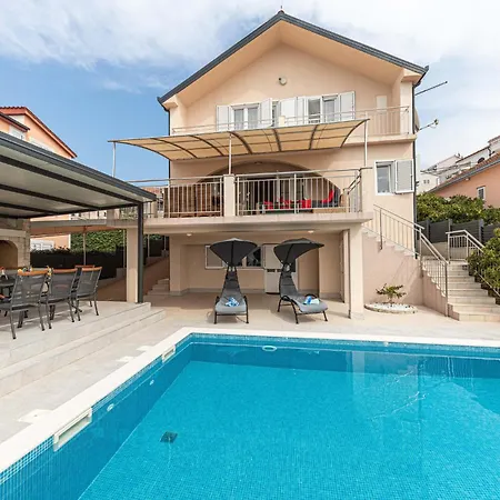 5 Bedroom Amazing In Okrug Gornji