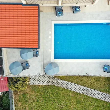 Holiday home 5 Bedroom Amazing In Okrug Gornji