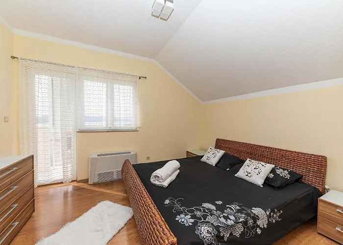 5 Bedroom Amazing In Okrug Gornji Prázdninový dům