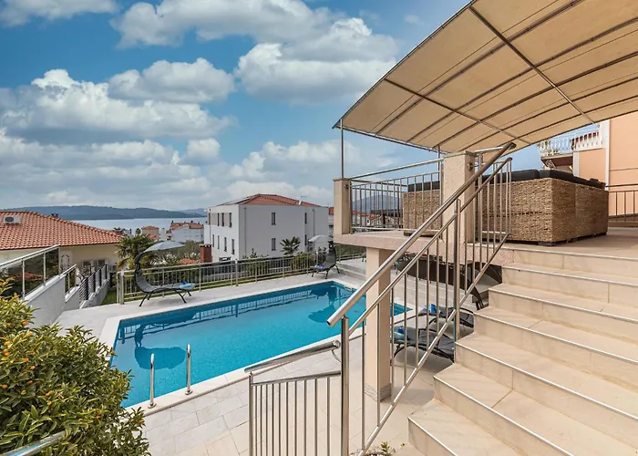 Prázdninový dům 5 Bedroom Amazing In Okrug Gornji Trogir