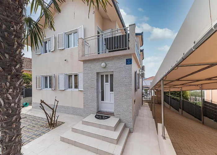 5 Bedroom Amazing In Okrug Gornji