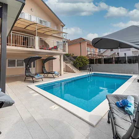 5 Bedroom Amazing In Okrug Gornji Trogir